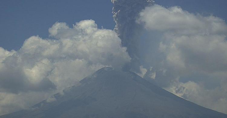 Durante las últimas 24 horas, mediante los sistemas de monitoreo del volcán Popocatépetl, se detectaron 119 exhalaciones acompañadas de vapor de agua, gases volcánicos y en ocasiones ligeras cantidades de ceniza.
