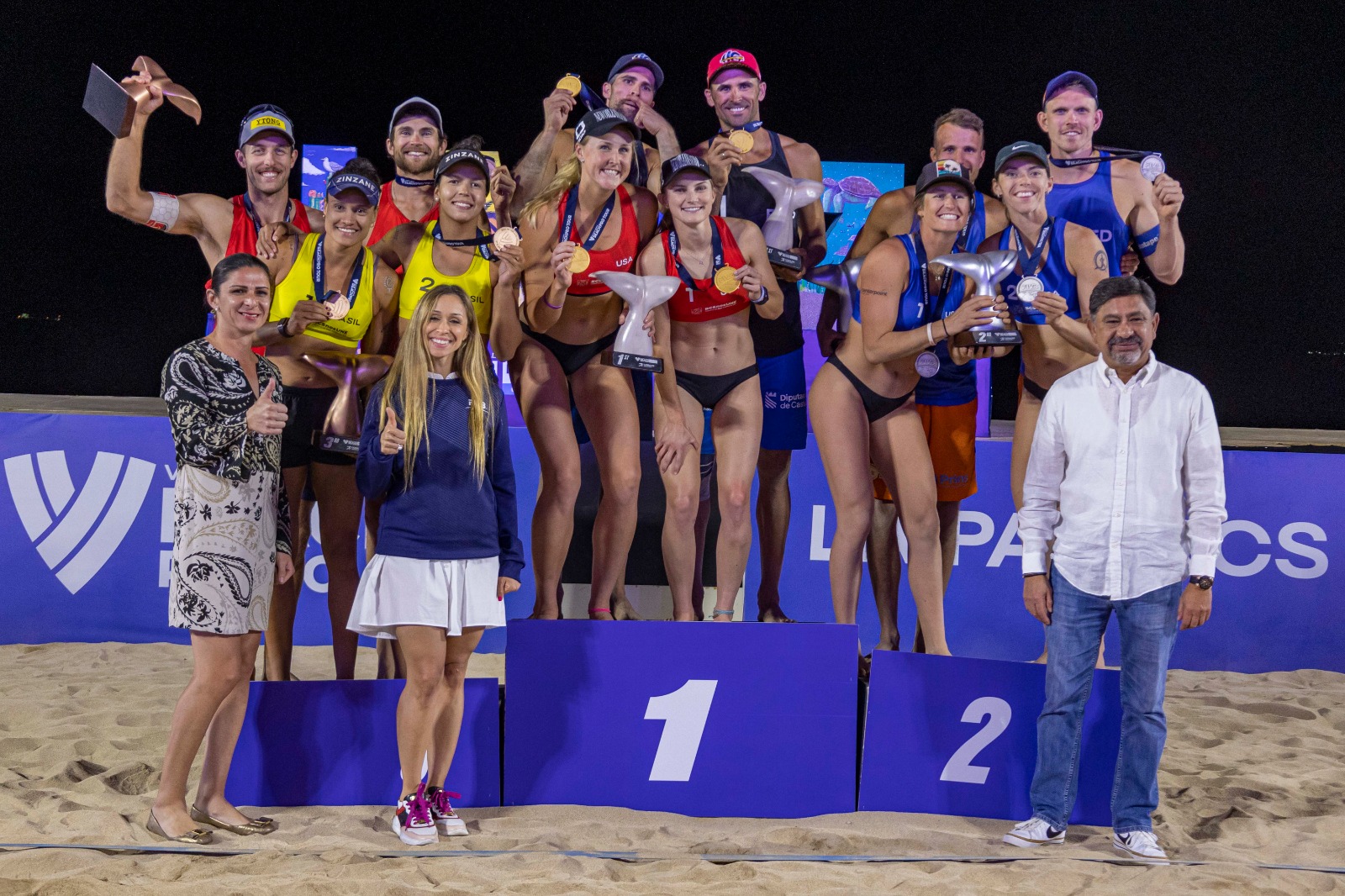 Ana Gabriela Guevara Espinoza, Directora General de CONADE, con los medallistas del Volleyball World Beach Pro-Tour Challenge La Paz 2023.