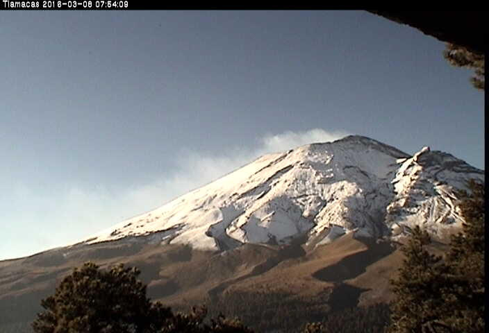 Imagen del Popocatépetl desde la estación Tlamacas. El CENAPRED realiza el monitoreo del volcán en forma continua, las 24 horas; cualquier cambio en su actividad es reportado oportunamente.