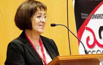 La Dra. Georgina Izquierdo fue distinguida con el premio Pathé por su trayectoria y aportes a la geotermia en México. 