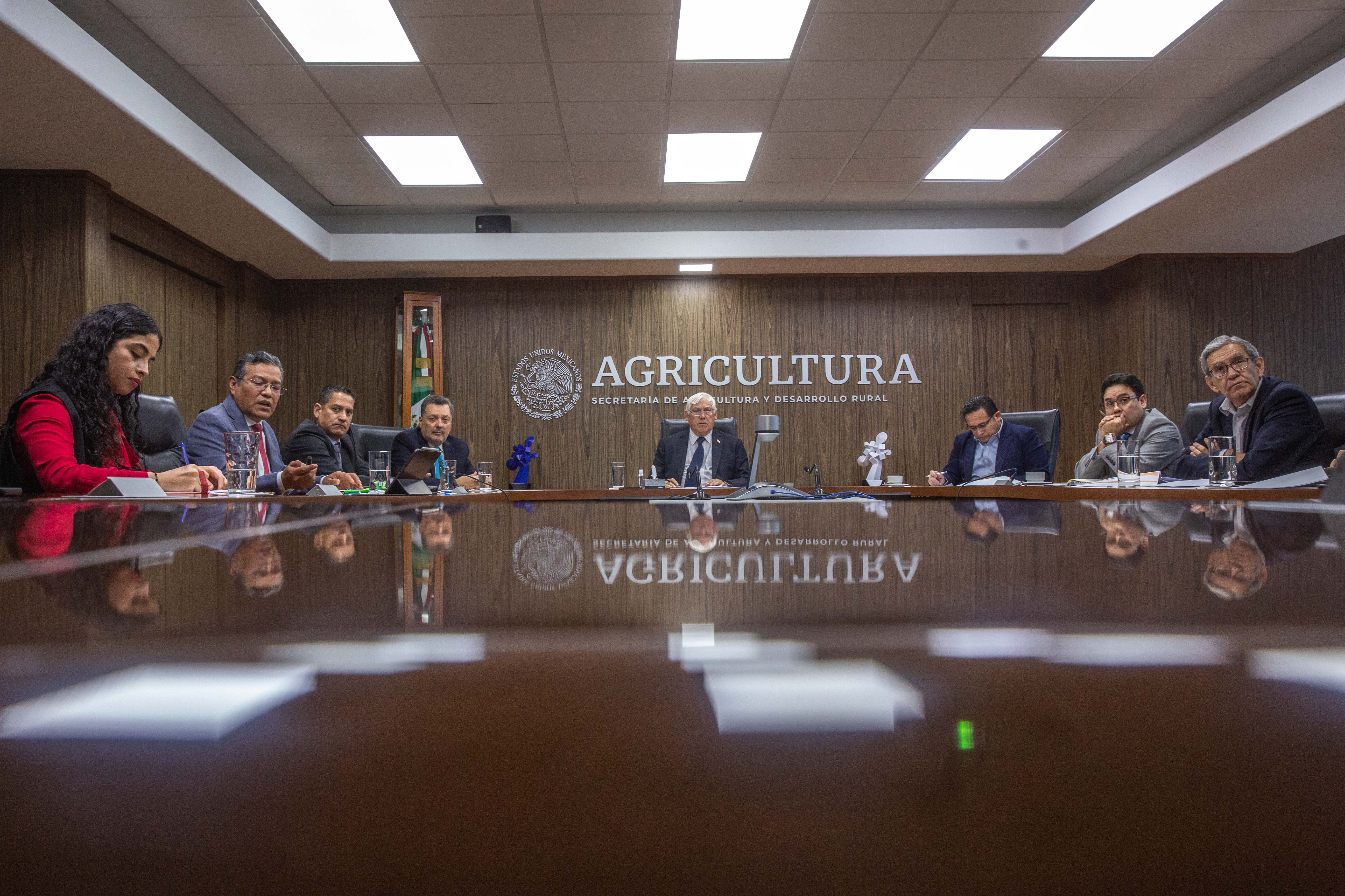 El titular de la Secretaría de Agricultura, Víctor Villalobos Arámbula, encabezando una reunión en sala de juntas de la dependencia junto con gobiernos estatales y el sector productivo nacional de cítricos