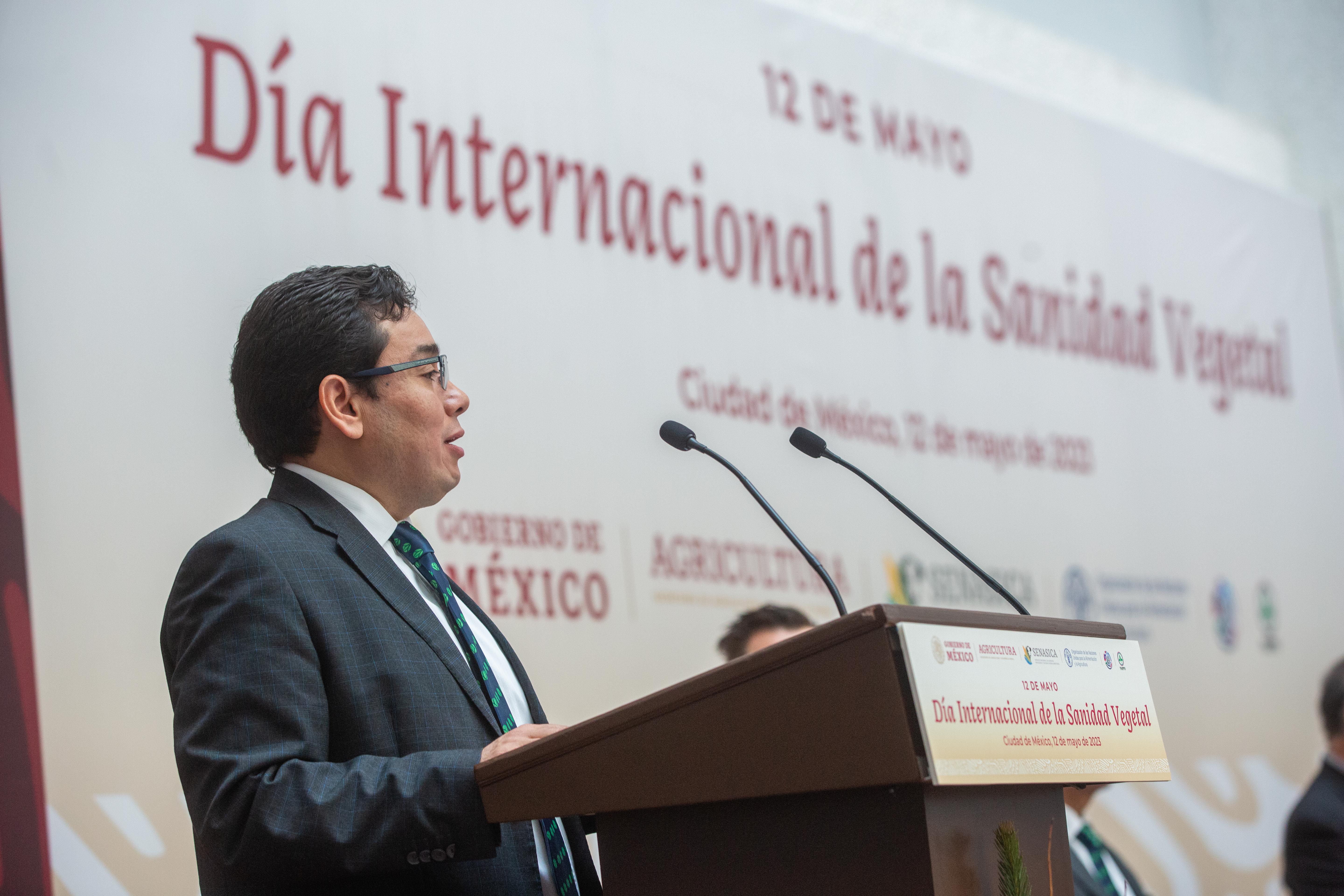 El director en jefe del Servicio Nacional de Sanidad, Inocuidad y Calidad Agroalimentaria (Senasica), Javier Calderón Elizalde, hablando en el pódium durante la celebración del Día Internacional de la Sanidad Vegetal.