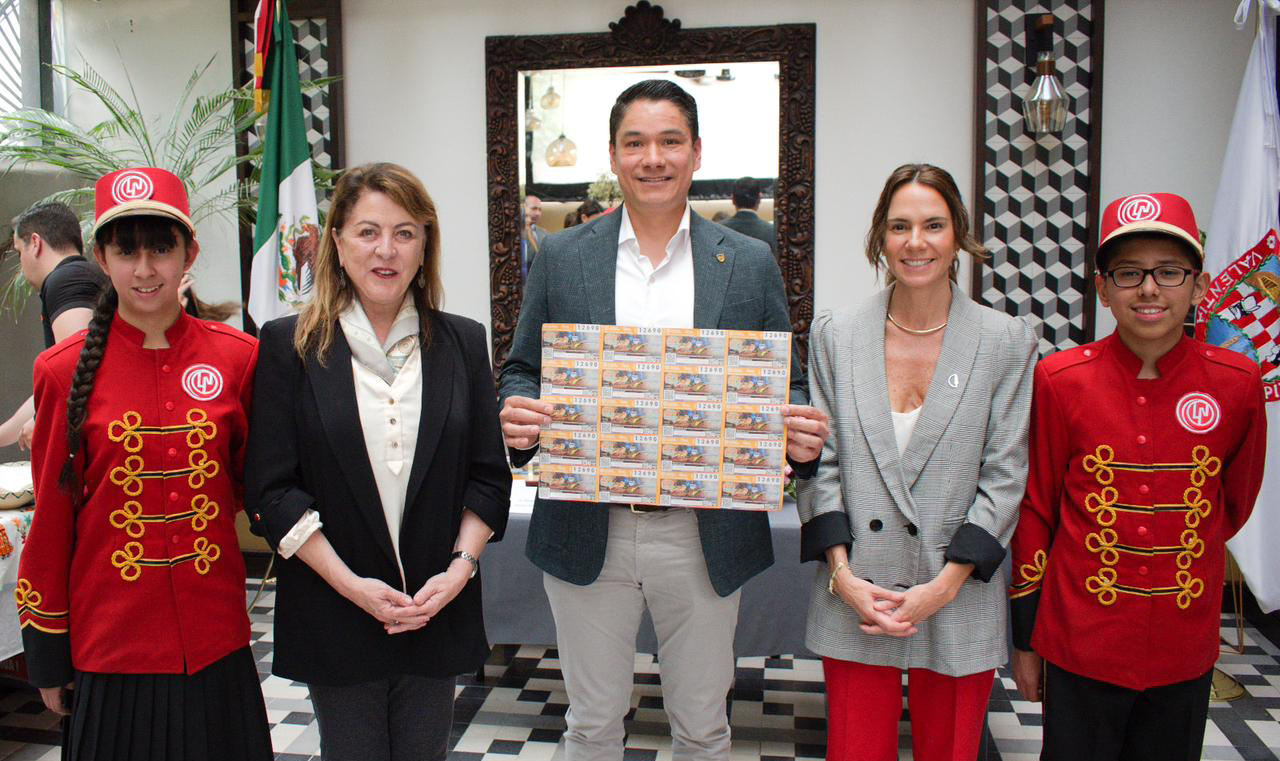 Fotografía grupal de las autoridades que develaron el billete de los Burritos con guisos de Chihuahua