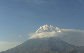 En las últimas 24 horas, mediante los sistemas de monitoreo del volcán Popocatépetl, se detectaron 59 exhalaciones
