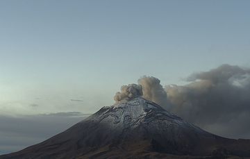 En las últimas 24 horas, mediante los sistemas de monitoreo del volcán Popocatépetl, se detectaron 19 exhalaciones y 1411 minutos de tremor.