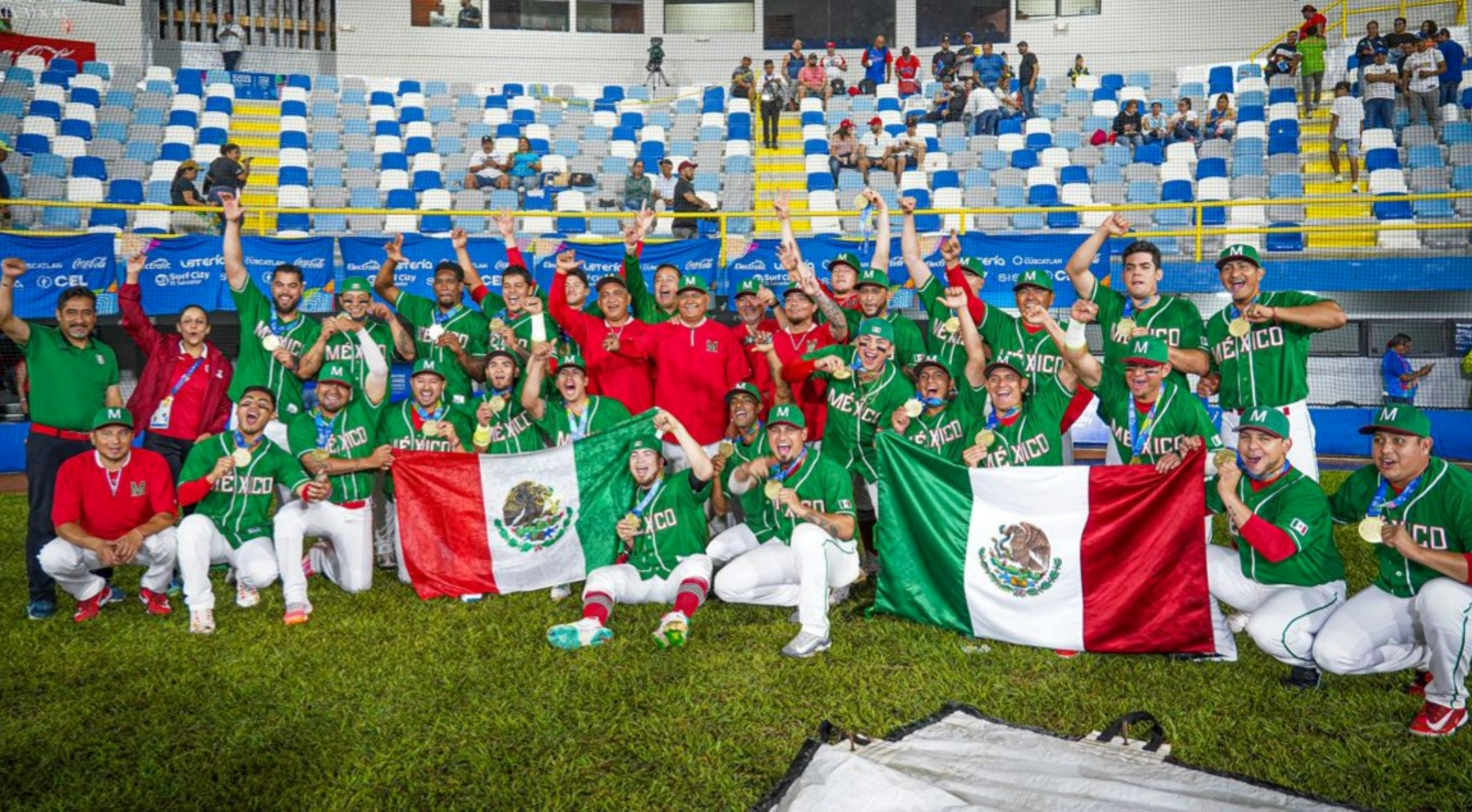 Festejo de la selección mexicana de beisbol, tras ganar medalla de oro en San Salvador 2023.
