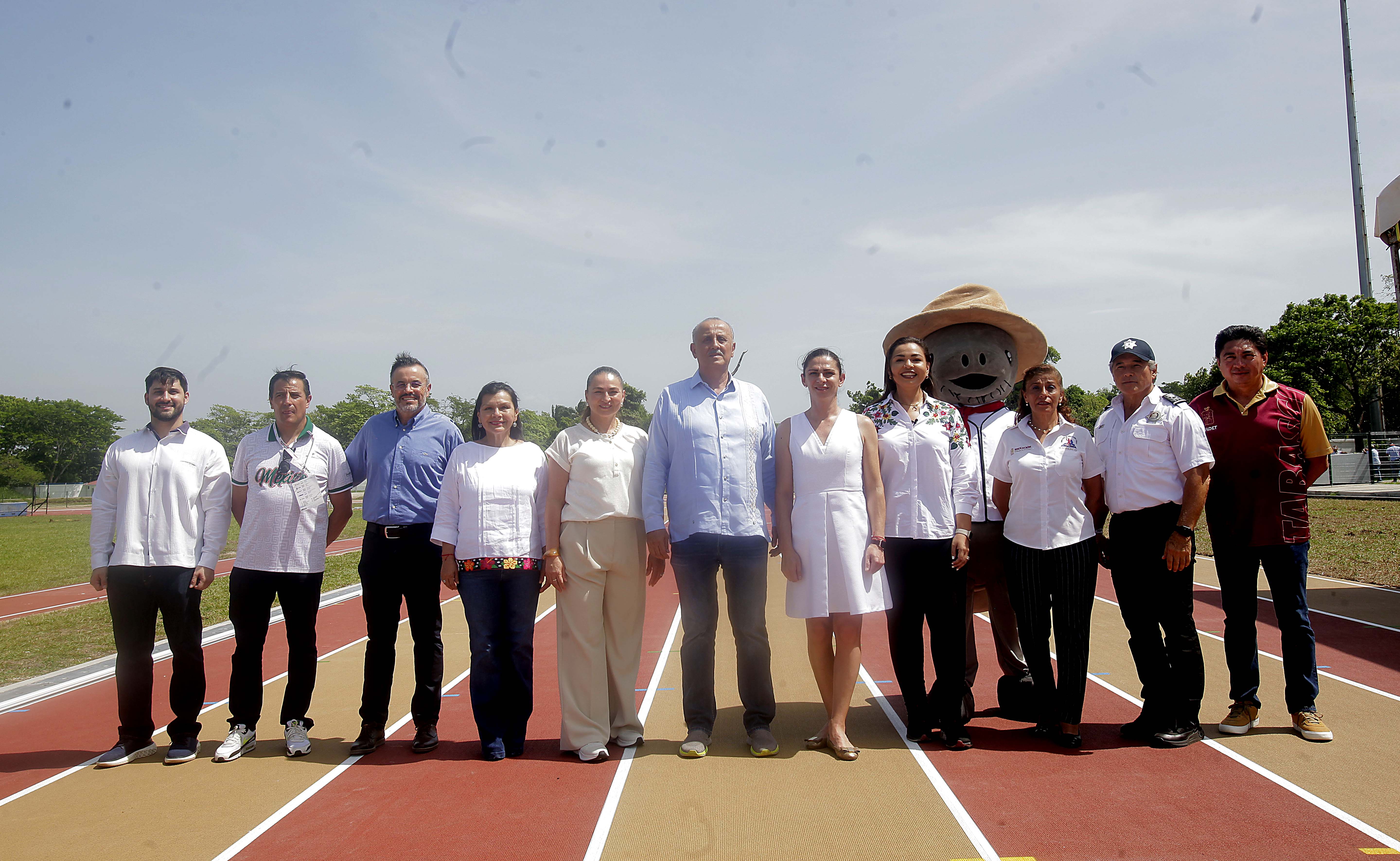 Ana Gabriela Guevara, directora de la CONADE y Carlos Merino, gobernador de Tabasco, inauguraron la pista de atletismo de la Unidad Deportiva Olimpia XXI. 
CONADE