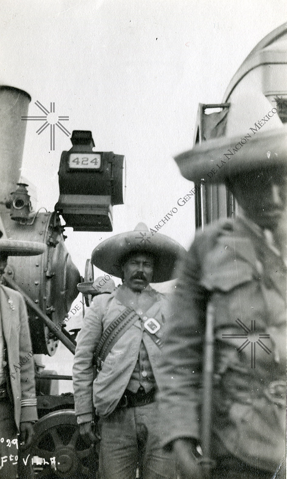 Francisco Villa parado junto a una máquina del ferrocarril, 1912. AGN, Archivos Fotográficos, Propiedad Artística y Literaria, La Rochester. Revolución/35, caja 17, PAL- 2675.