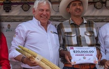 El secretario de Agricultura, Víctor Villalobos Arámbula participó, por cuarto año consecutivo, en el concurso que premió a agricultores con mazorcas de 49 centímetros, 47.5 centímetros y 45 centímetros de altura, en el municipio de Jala, Nayarit.
