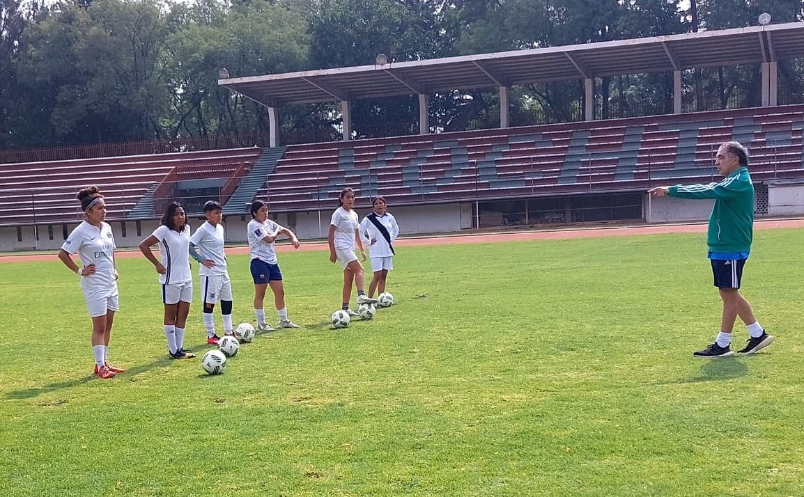 El técnico Mario Carrillo dando indicaciones a niñas participantes en la cuarta Clínica de Futbol, organizada por CONADE-CEDEM en Xochimilco. 
CONADE