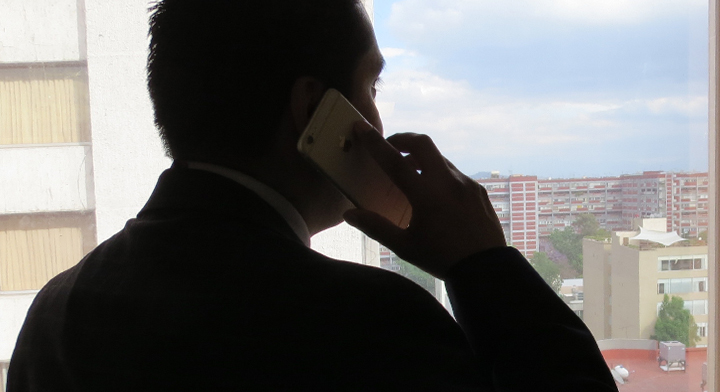 Imagen de un hombre hablando por teléfono celular.