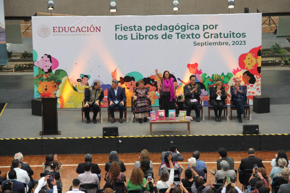 Encabeza secretaria de Educación Pública, Leticia Ramírez Amaya, la ceremonia de entrega de reconocimientos a 290 innovadores y 120 creadores de 31 estados del país