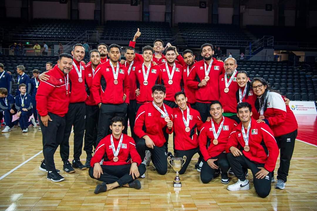 La selección mexicana varonil de voleibol de sala recibe la medalla de bronce en el Final Six de la Confederación de Norteamérica, Centroamérica y el Caribe de Voleibol (NORCECA). 
Cortesía: Paul Swanson