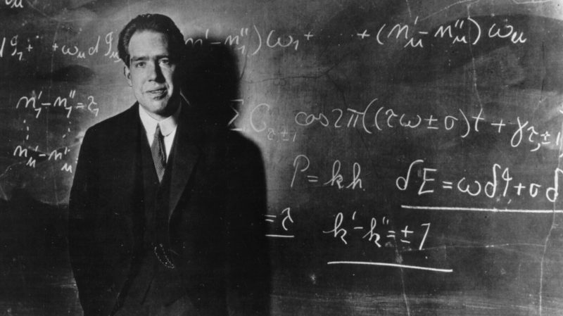 Niels Bohr desarrollando cálculos.