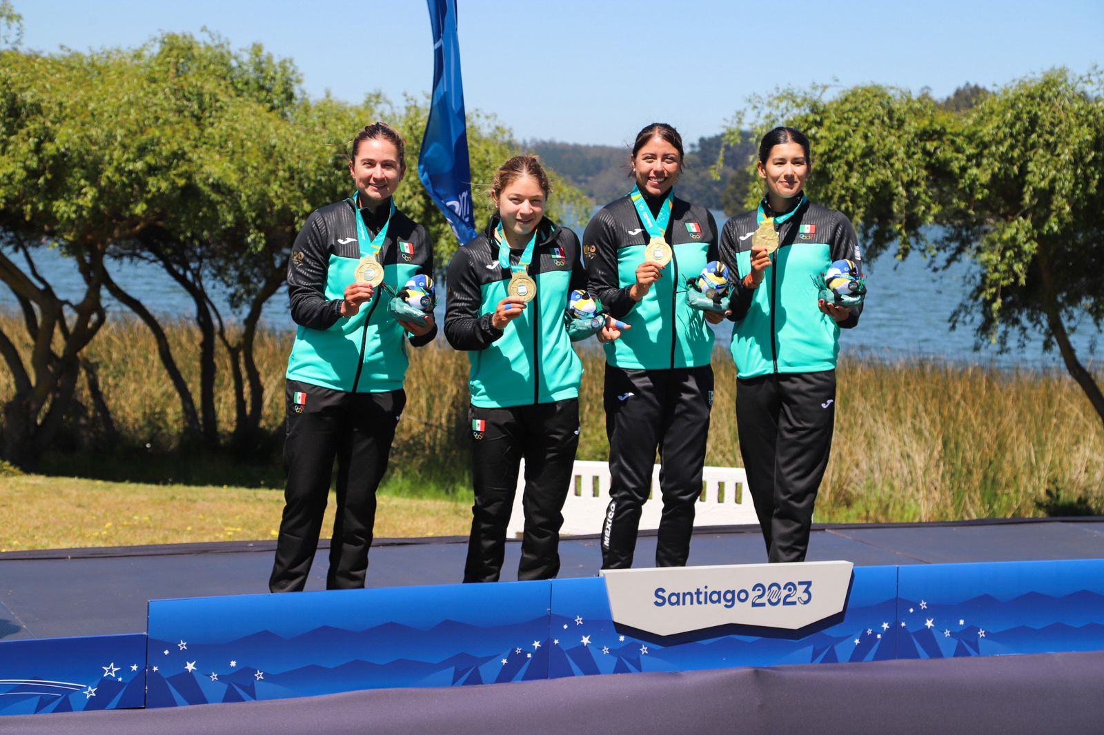 De izquierda a derecha: Maricela Montemayor, Beatriz Briones, Brenda Gutiérrez y Karina Alanís, con su medalla de oro en Santiago 2023.
