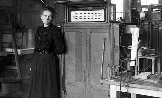 Marie Curie en su laboratorio.