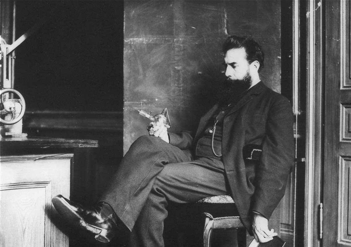 Físico alemán Wilhelm Conrad Röntgen (1845–1923)