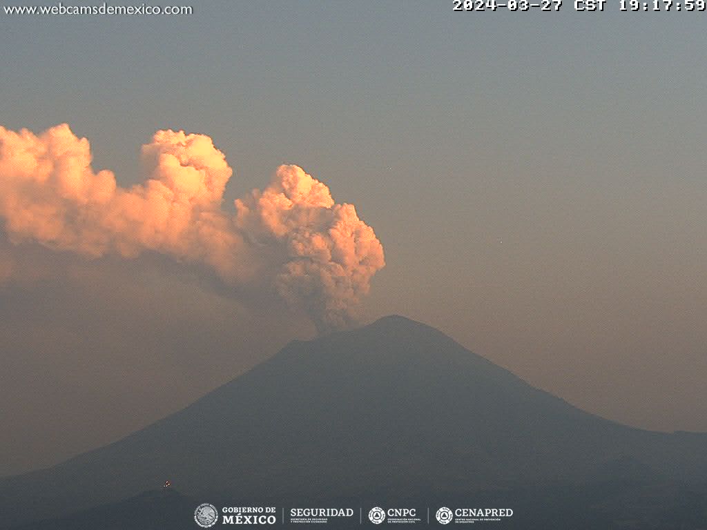 En las últimas 24 horas, mediante los sistemas de monitoreo del volcán Popocatépetl se identificaron 56 exhalaciones y 240 minutos de tremor