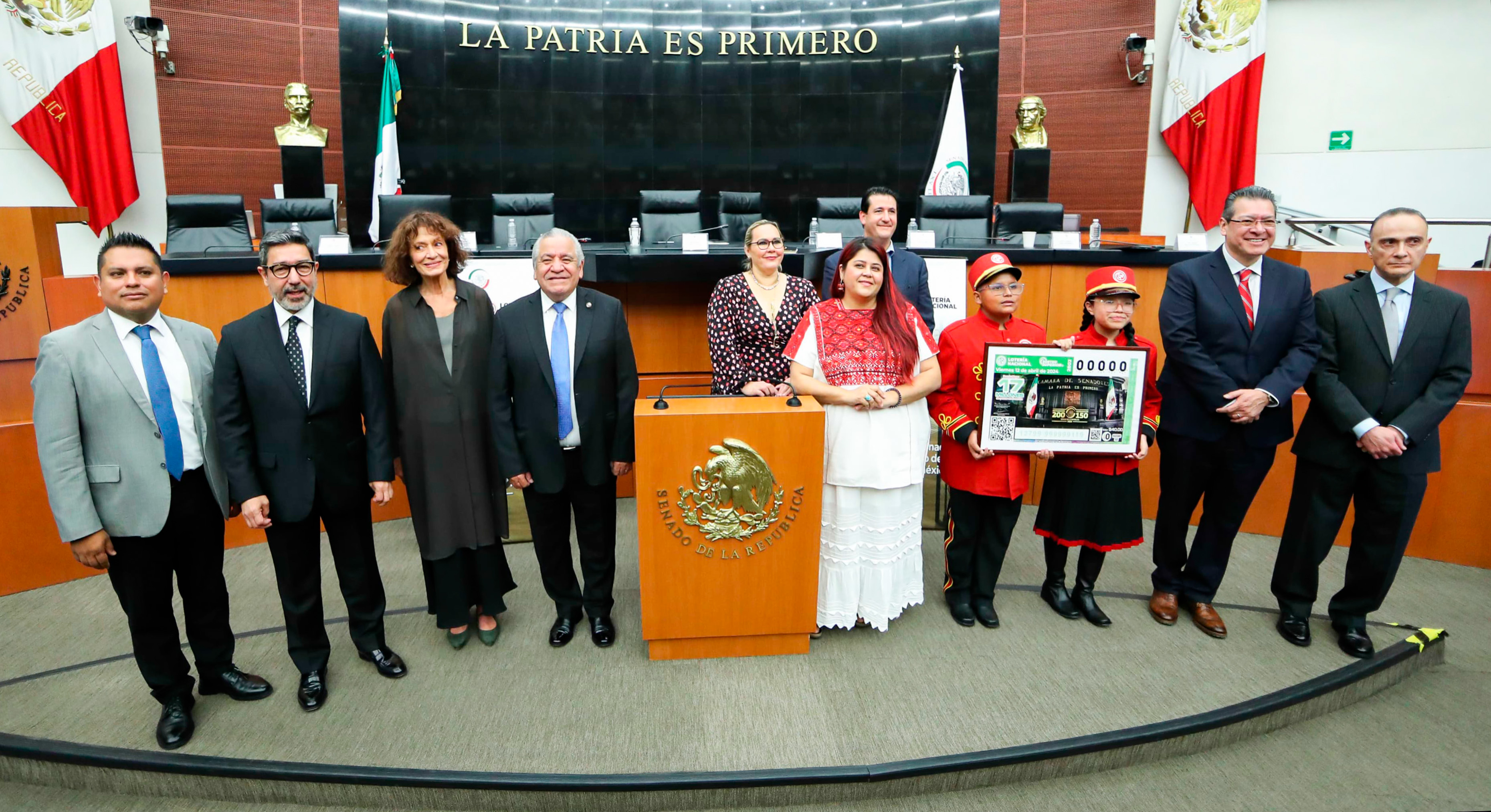 Fotografía de la develación del billete por el Bicentenario de la Instauración del Senado de la República y del Sesquicentenario de su Restauración en México