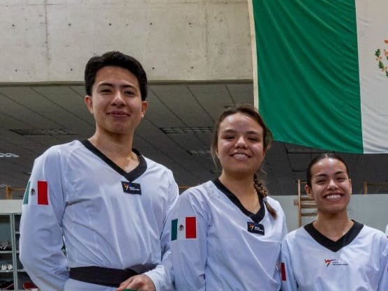 De izq. a der. Luis Mario Nájera, Fernanda Vargas y Claudia Romero, seleccionados nacionales de para taekwondo. CONADE
