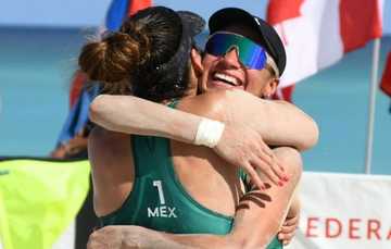 Abril Flores y Atenas Gutiérrez, seleccionadas nacionales de voleibol de playa. Cortesía