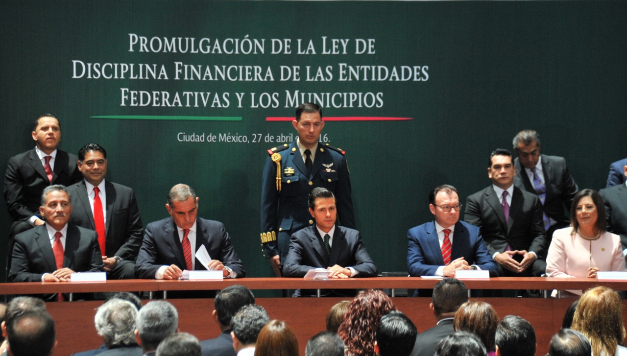 Promulgación de la Ley de Disciplina Financiera de las Entidades Federativas y los Municipios.