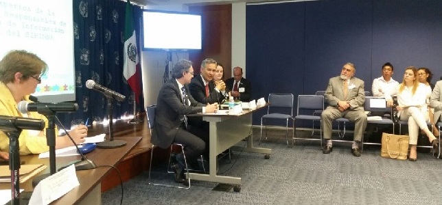 Ricardo Bucio, al centro, expone la importancia del Sistema de Información Nacional con datos de niñas, niños y adolescentes.