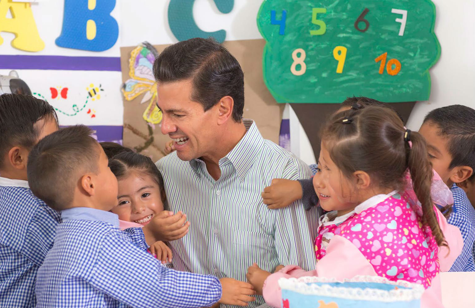 El Primer Mandatario, convive con niños en el salón de clases de preescolar.