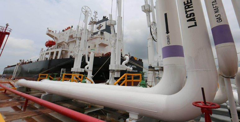 En la imagen se muestra un conjunto de tuberías así como un barco que sirve para la transportación de petrolíferos.