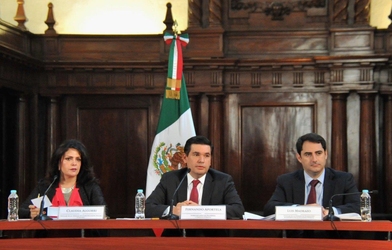 Claudia Algorri (izq), Fernando Aportela (centro), Luis Madrazo (der)