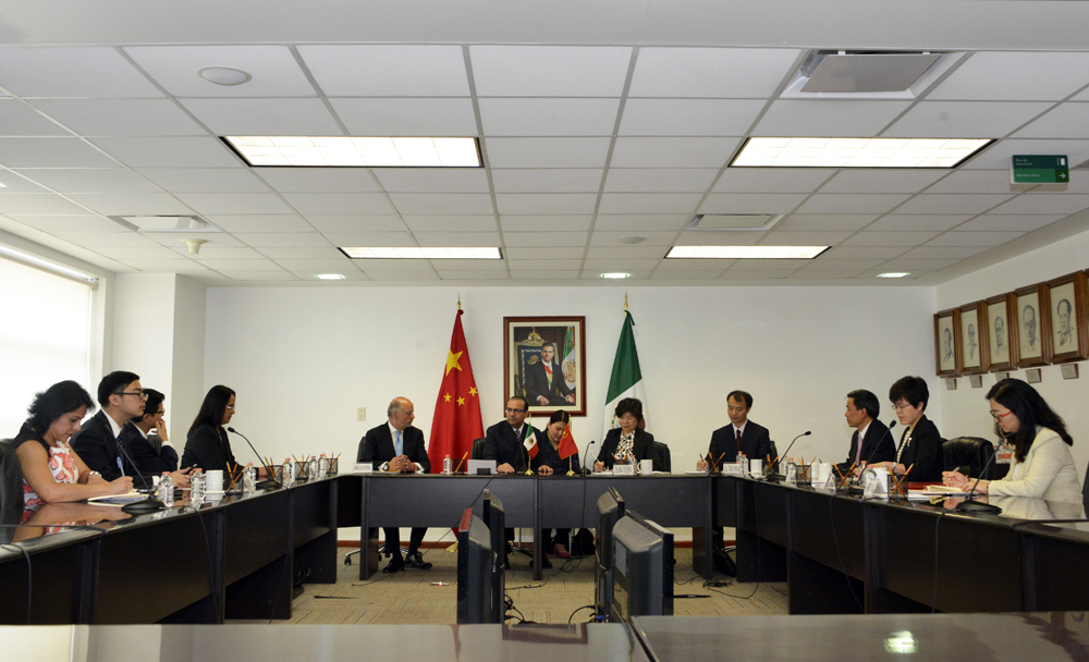 Funcionarios de México y China sentados durante una reunión.
