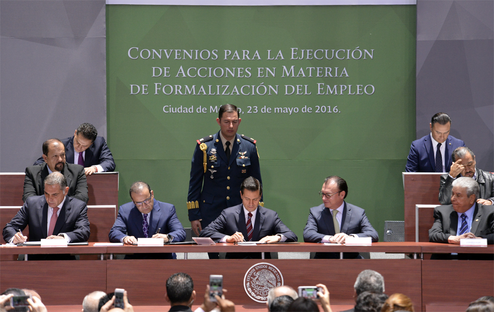 El Secretario del Trabajo y el Presidente de México firmando los Convenios de Acciones en Materia de Formalización del Empleo