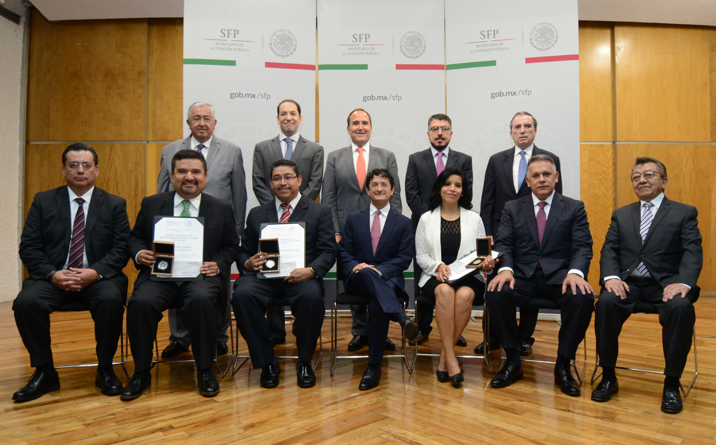 Foto Oficial Premio Nacional de la Administración Pública 2015, ganadores y servidores públicos que entregaron los premios 