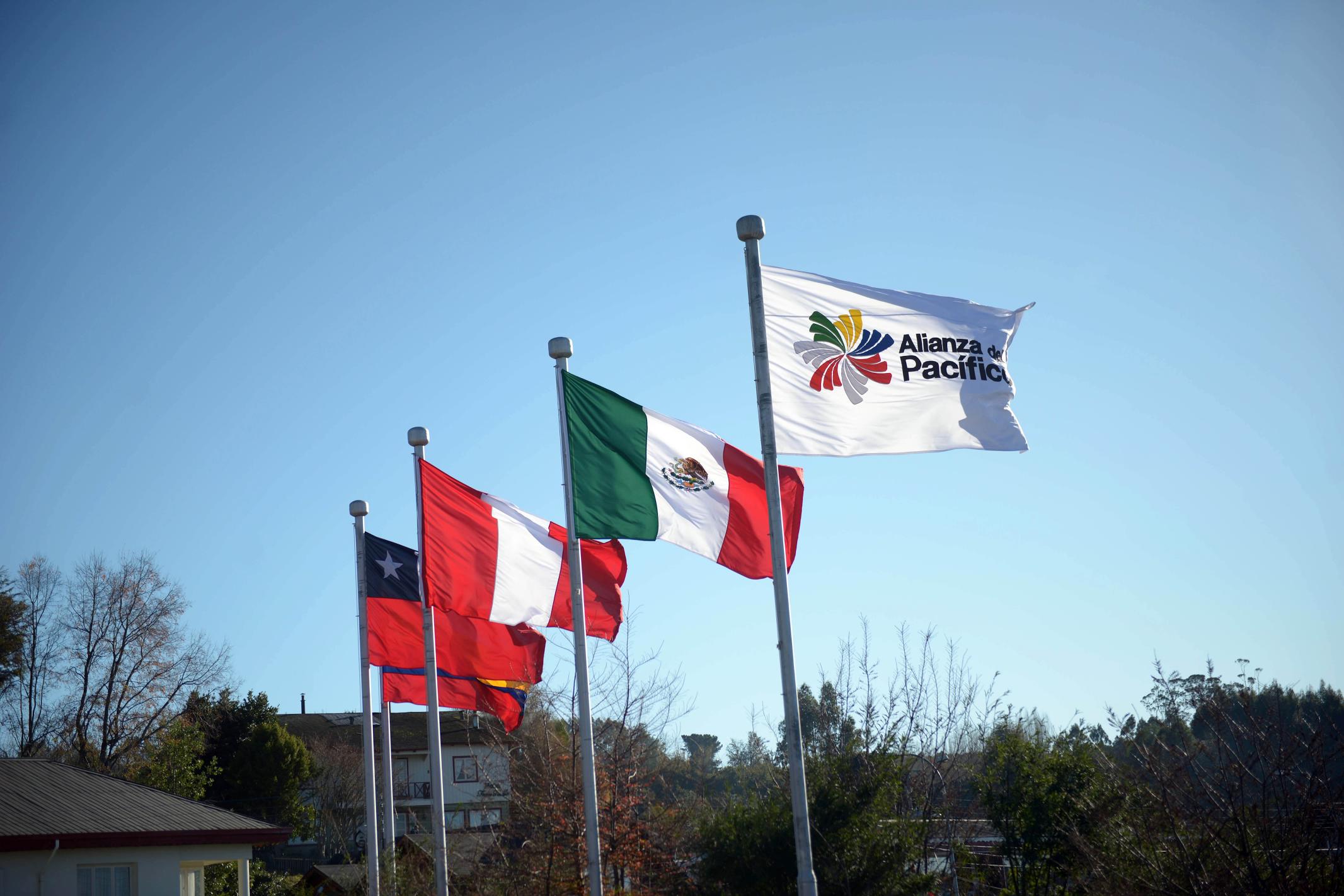 Las banderas de los cuatro países que integran la Alianza del Pacífico ondean en Puerto Veras.