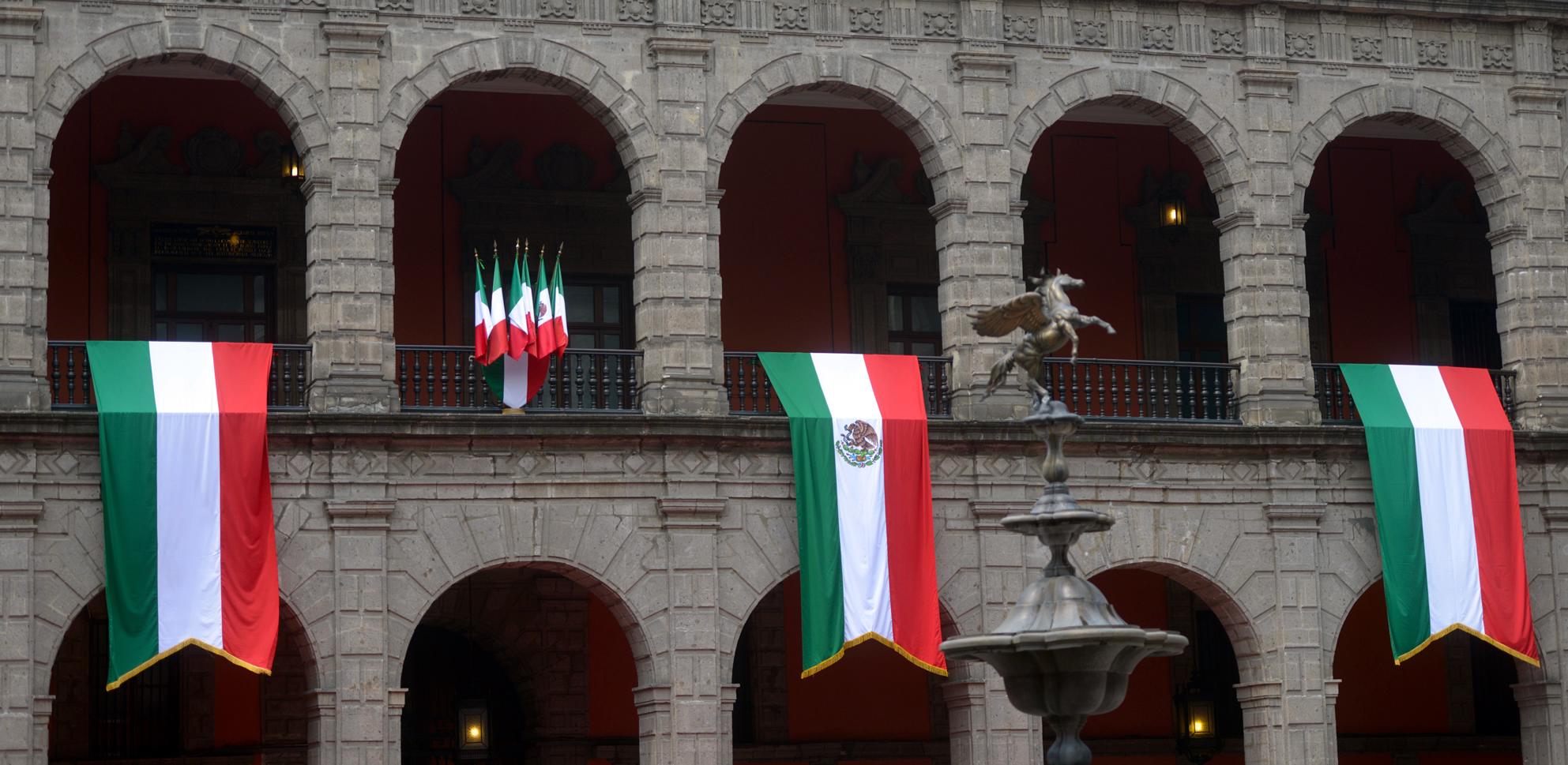 Banderas de México e Italia.
