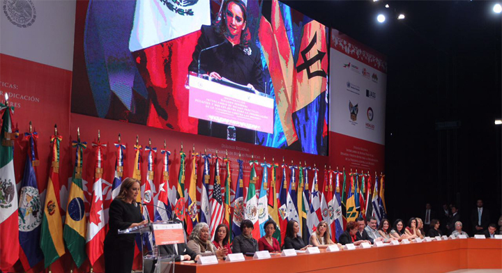La Canciller Claudia Ruiz Massieu hablando en el Diálogo Regional 2016 en Pachuca, Hidalgo 
