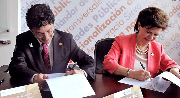 Virgilio Andrade y Liliana Caballero firmando acuerdos
