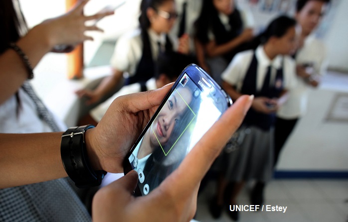 Chicas adolescentes desarrollan en la escuela sus habilidades en TICs que les servirán para acceder al mercado laboral.