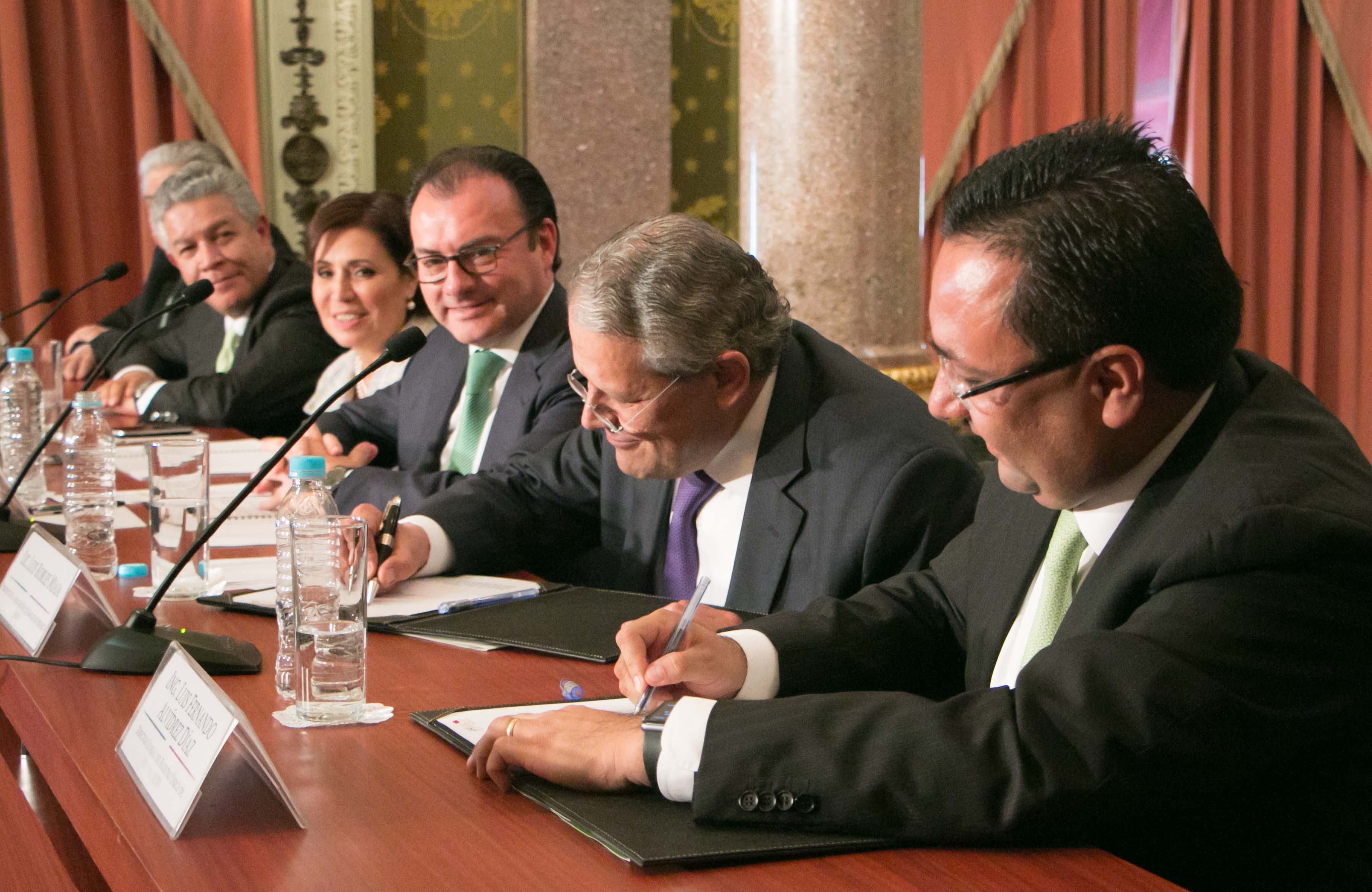 El Secretario de Hacienda. Luis Videgaray, atestiguó la firma de convenio entre el Registro Único de Vivienda y la Asociación de Bancos de México