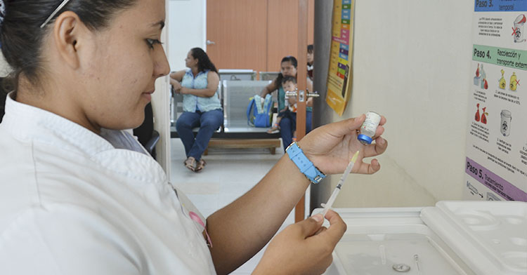 Enfermera preparando vacuna.