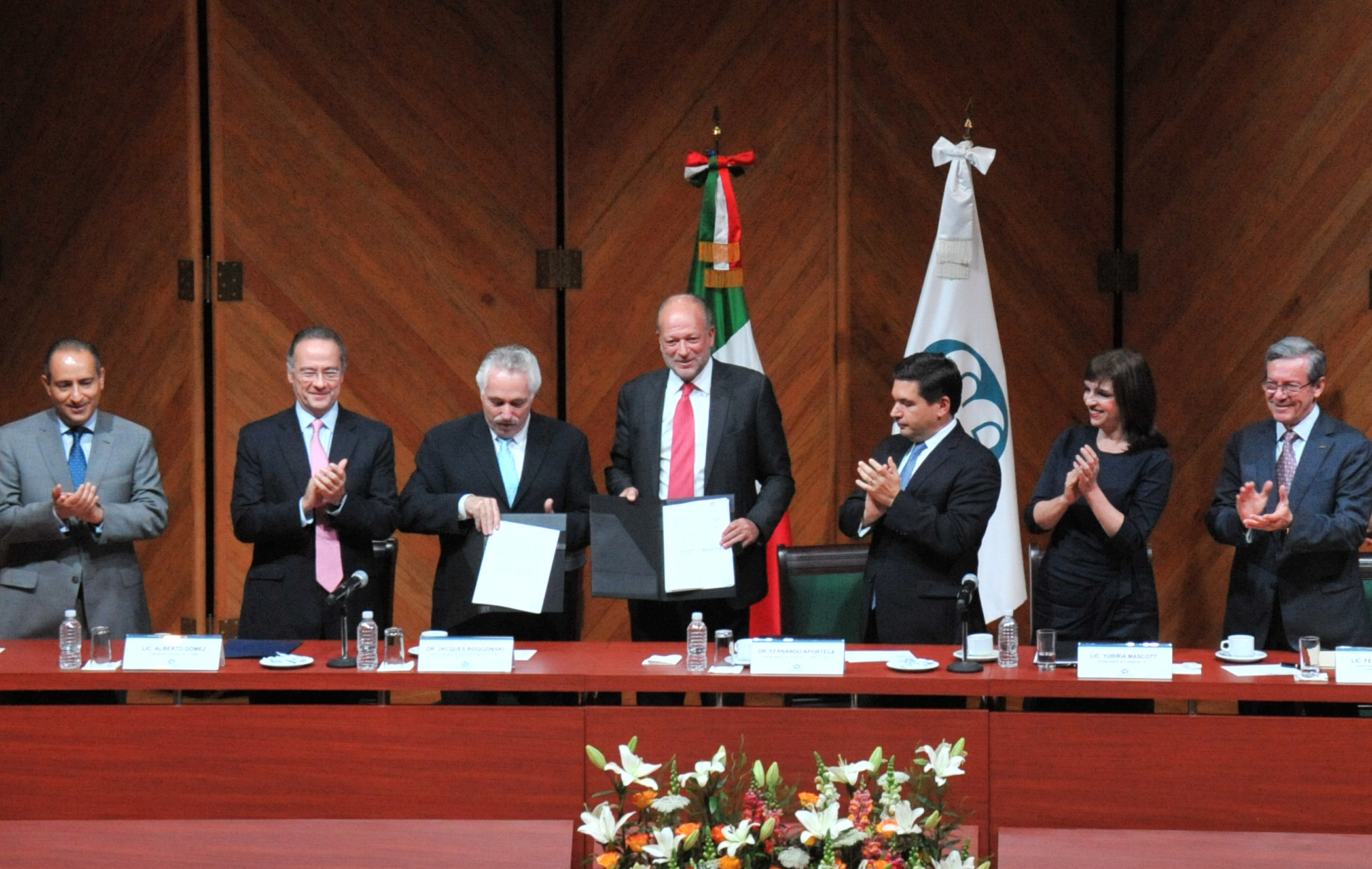 El Subsecretario Fernando Aportela encabezó la firma del convenio entre Nacional Financiera y Grupo Aeroportuario de la Ciudad de México