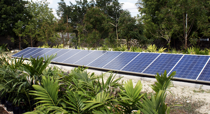 Sistema Fotovoltaico compuesto de un arreglo de paneles solares para la captación de la luz solar y conversión a energía electríca