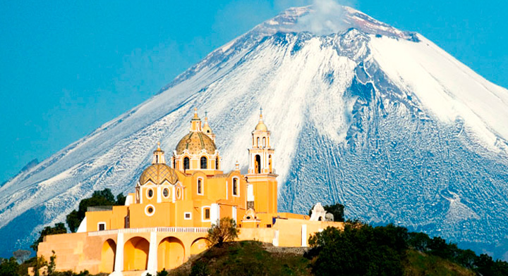 Vista de la Iglesía de Cholula y el Popocatpépetl 