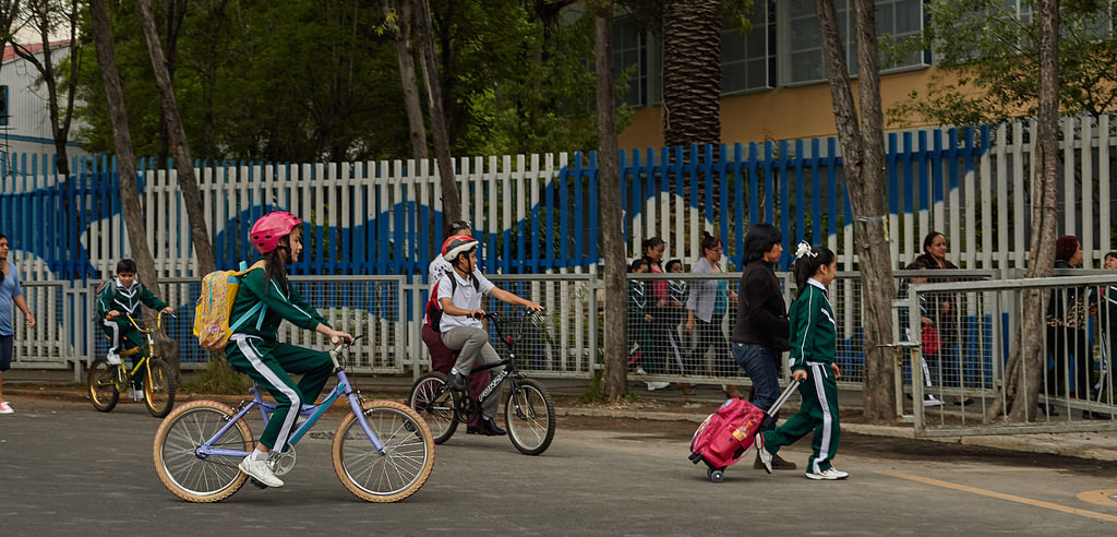 Niños camino a la escuela