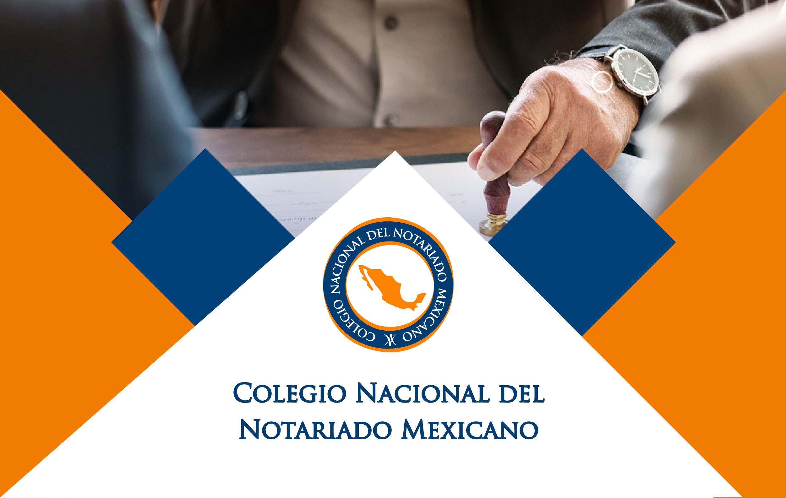 Logo del Colegio Nacional del Notariado Mexicano, con un marco y de fondo un notario certificando un documento