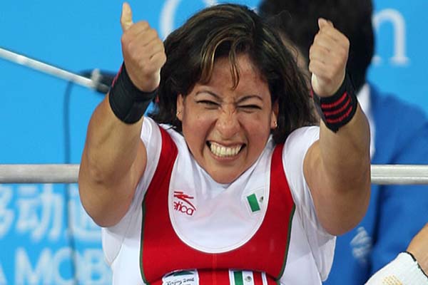 Amalia Pérez, medallista paralímpica festejando la victoria