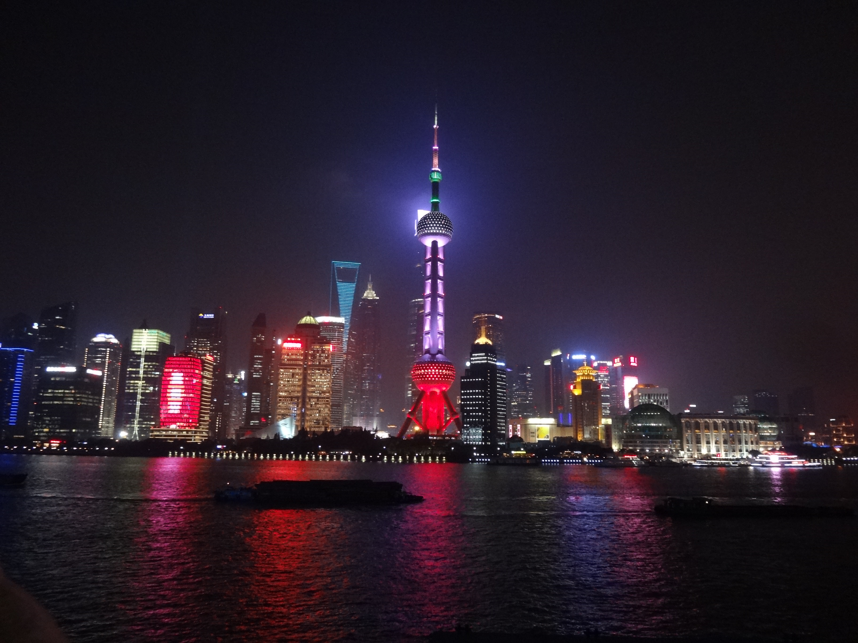 Paisaje de Shanghái con la Torre Perla Oriental en el centro.