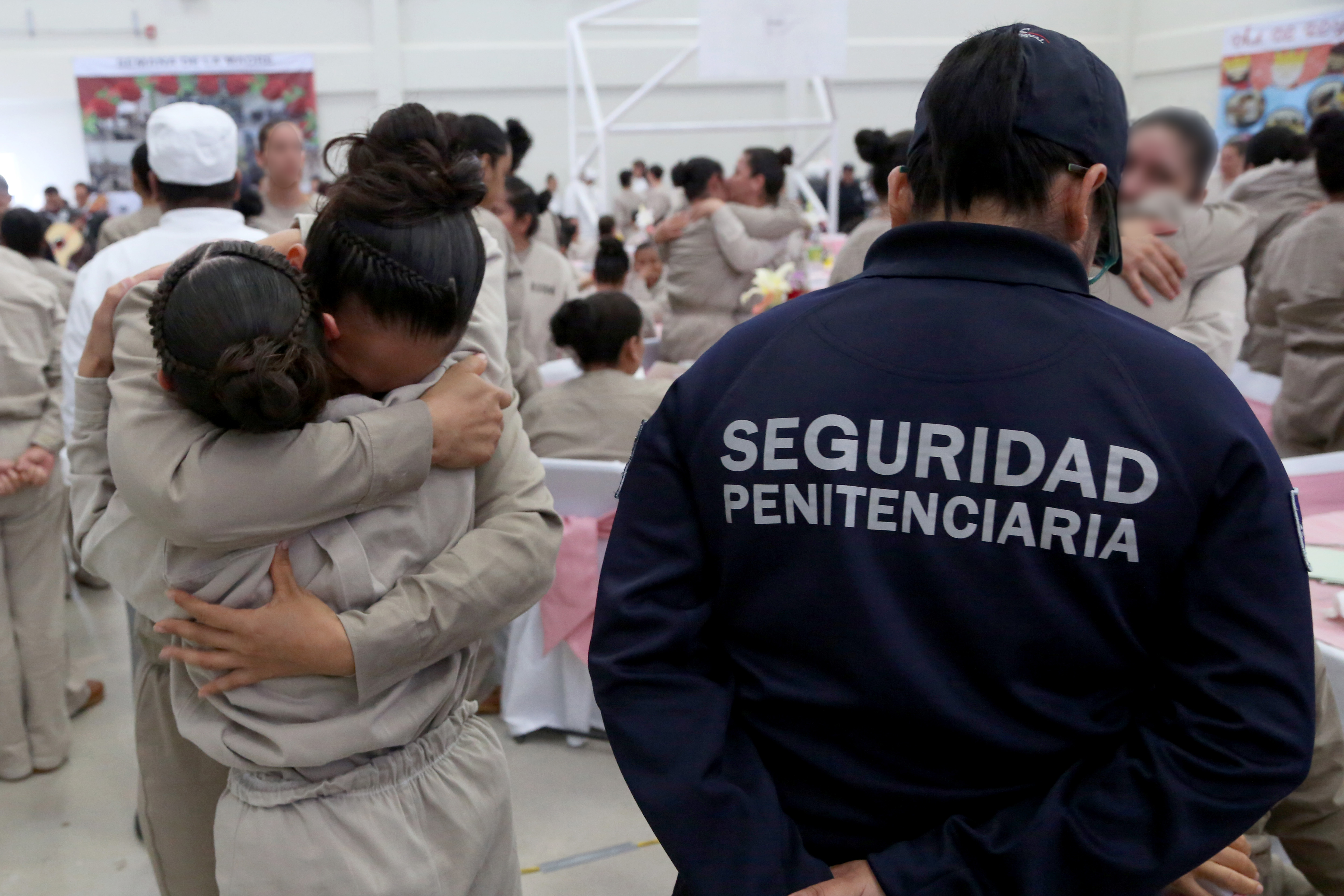 Una interna abraza a su hija durante el festejo del Día de las Madres en el Centro Federal de Readaptación Social (Cefereso) No. 16 en el estado de Morelos