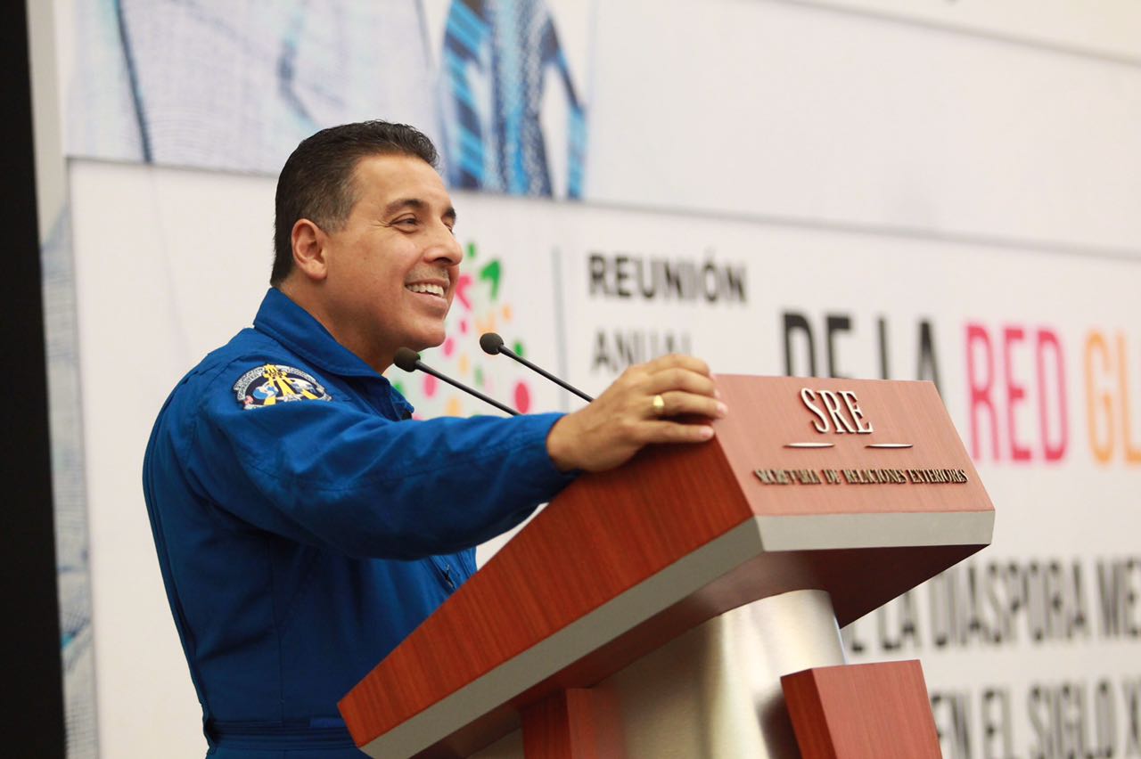 El astronauta mexicano José Hernández.