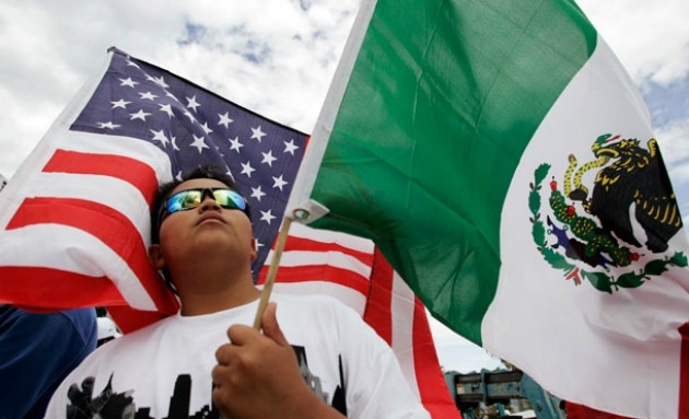 Imagen de joven con bandera de México y Estados Unidos